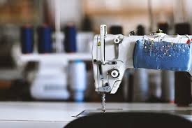 Fast Fashion, czy lokalna produkcja? Dlaczego warto wybierać mniejsze firmy.