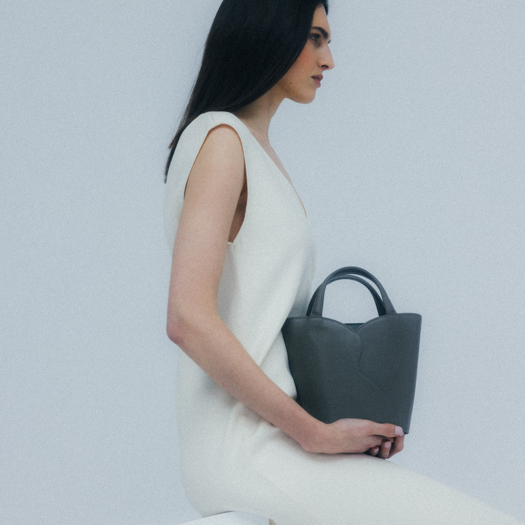 elegancka torebka do białej sukienki