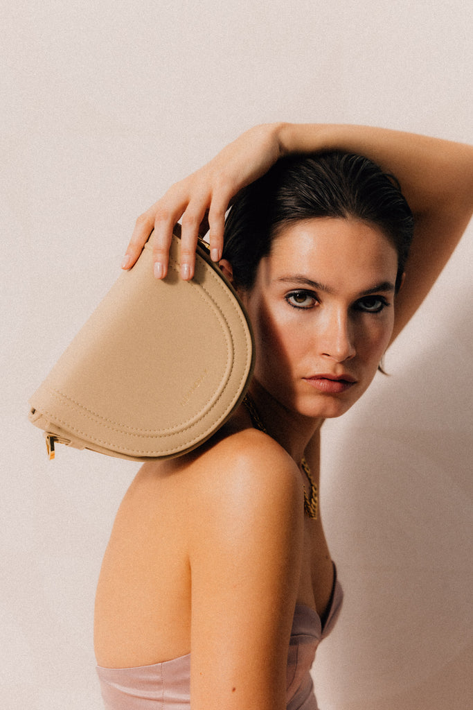 Wegańska torebka damska Joy Midi Bag Croco to najmodniejsza torebka w kształcie  półksiężyca od Alexandra K.